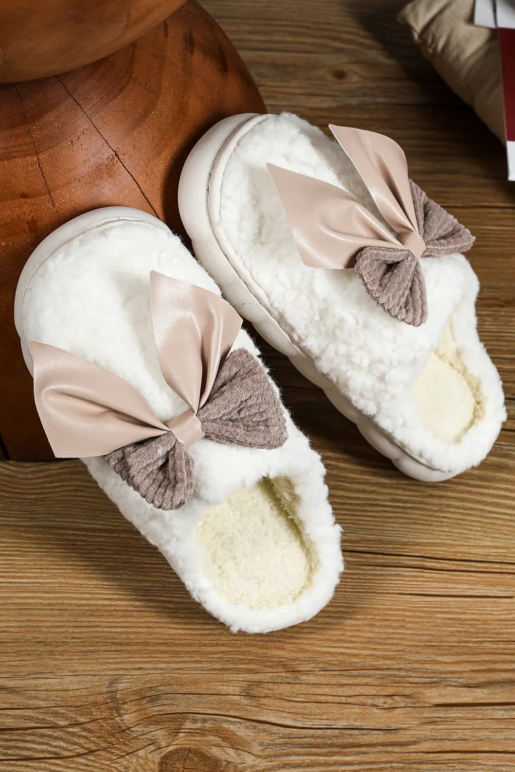 White Contrast Bowknot Applique Plush Winter Slippers (Colors May Differ by Batch) Markonline