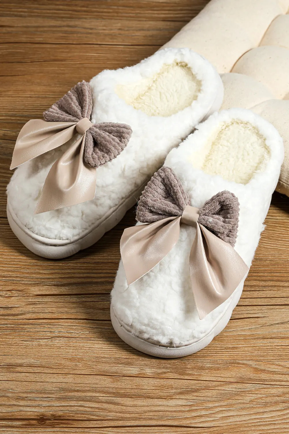 White Contrast Bowknot Applique Plush Winter Slippers (Colors May Differ by Batch) Markonline