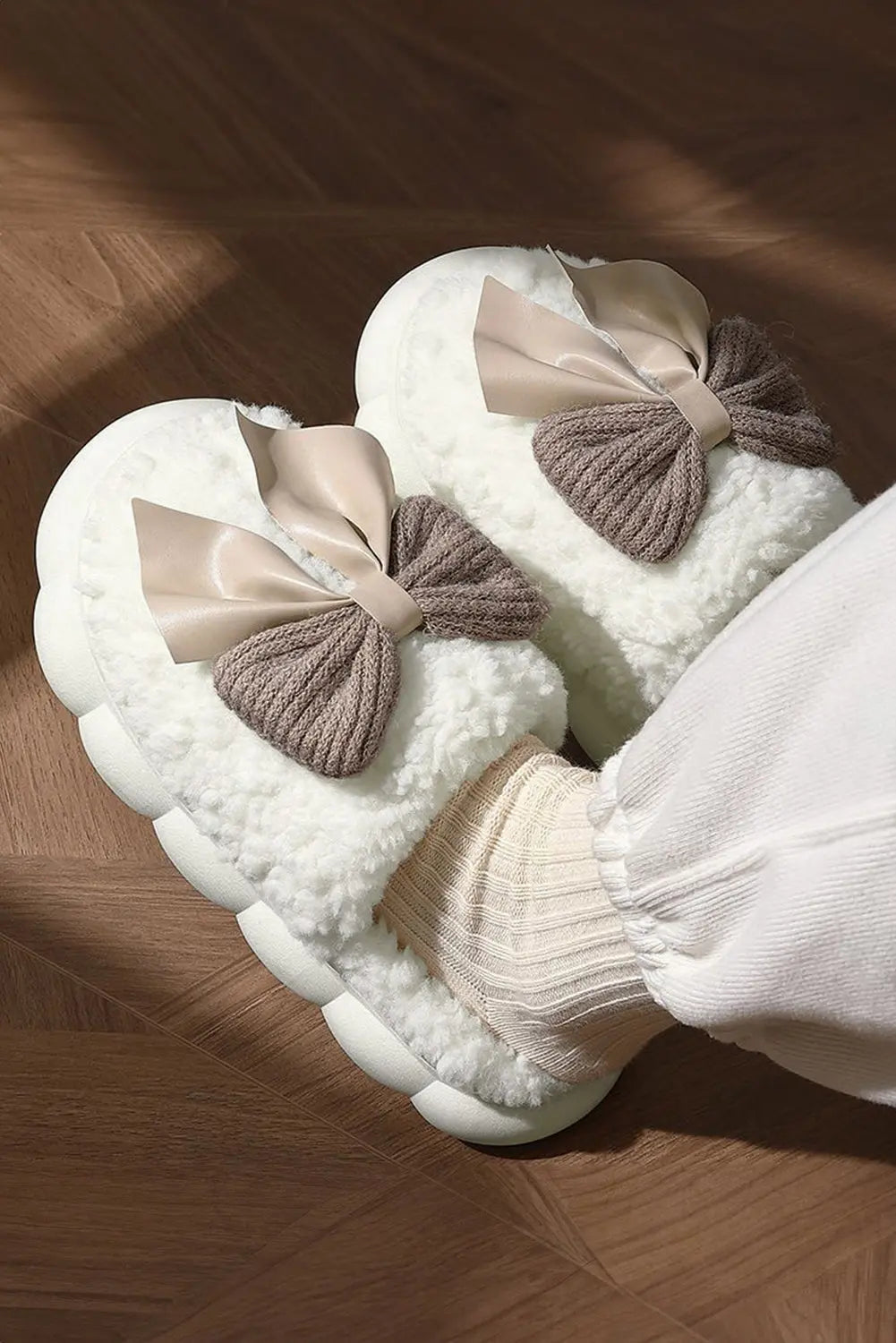 White Contrast Bowknot Applique Plush Winter Slippers (Colors May Differ by Batch)