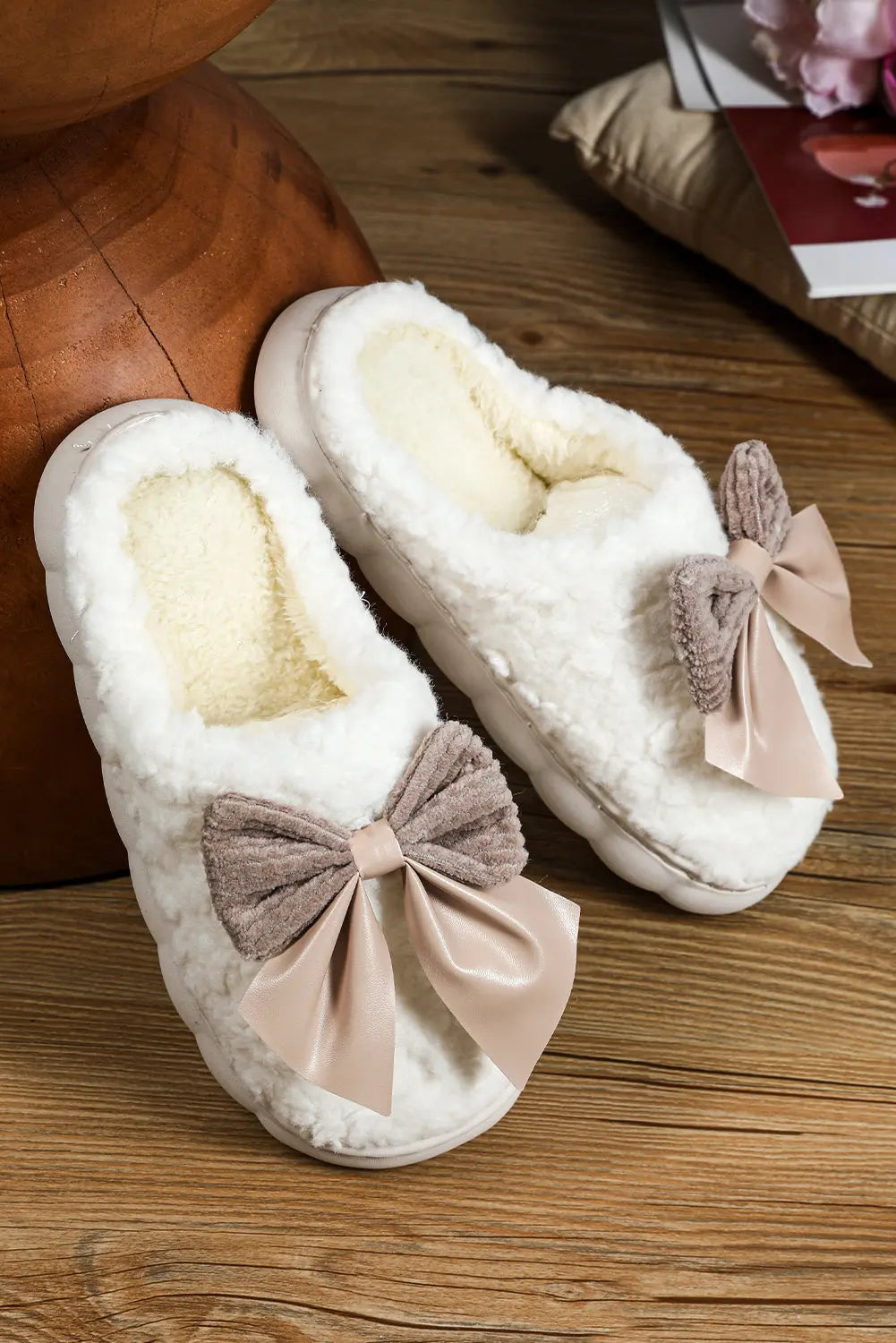 White Contrast Bowknot Applique Plush Winter Slippers (Colors May Differ by Batch) Markonline