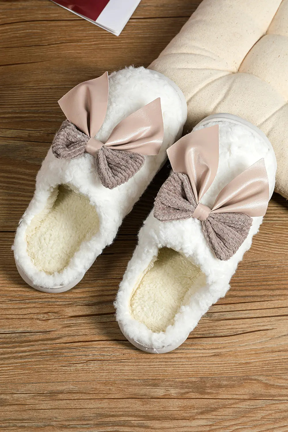 White Contrast Bowknot Applique Plush Winter Slippers (Colors May Differ by Batch) Markonline