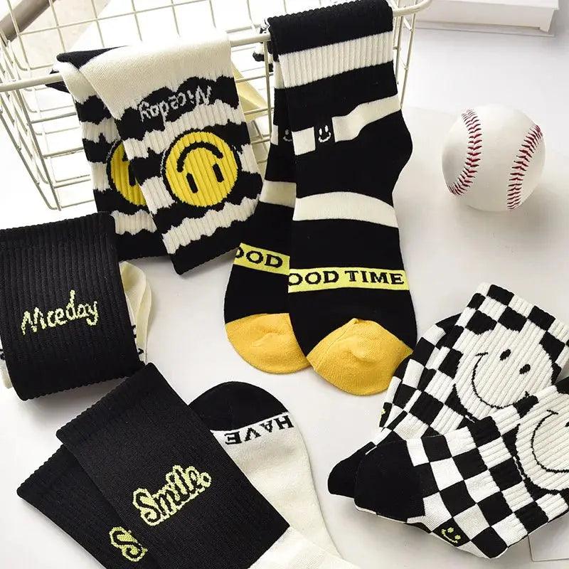5 Pairs of Smiley Face Mid-tube Socks Casual College Style Socks Women's Long Socks (off-white)