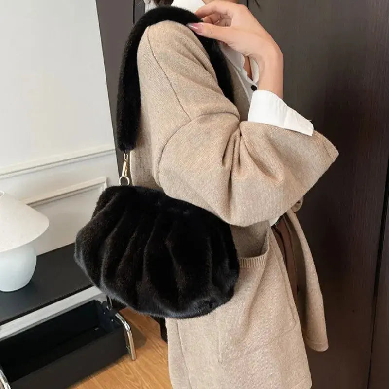 Faux Fur Pillow Shoulder Bag Trendy Wrinkle Clutch Shell Bag for Women Autumn Winter Fashion High Quality Plush Crossbody Bag