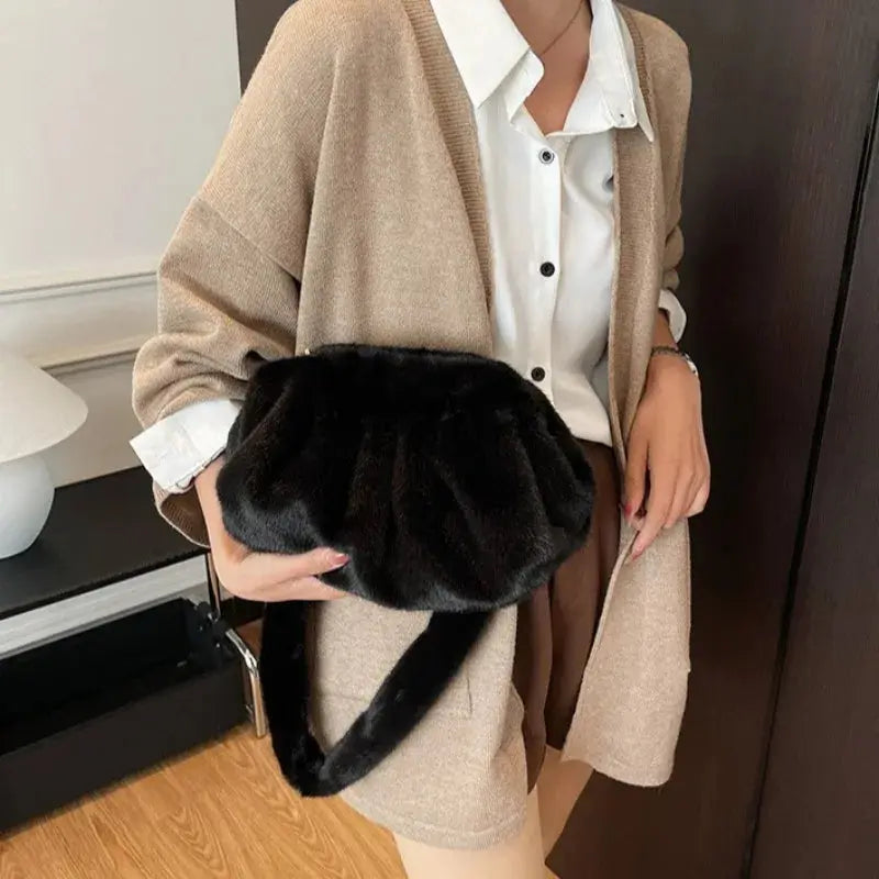 Faux Fur Pillow Shoulder Bag Trendy Wrinkle Clutch Shell Bag for Women Autumn Winter Fashion High Quality Plush Crossbody Bag