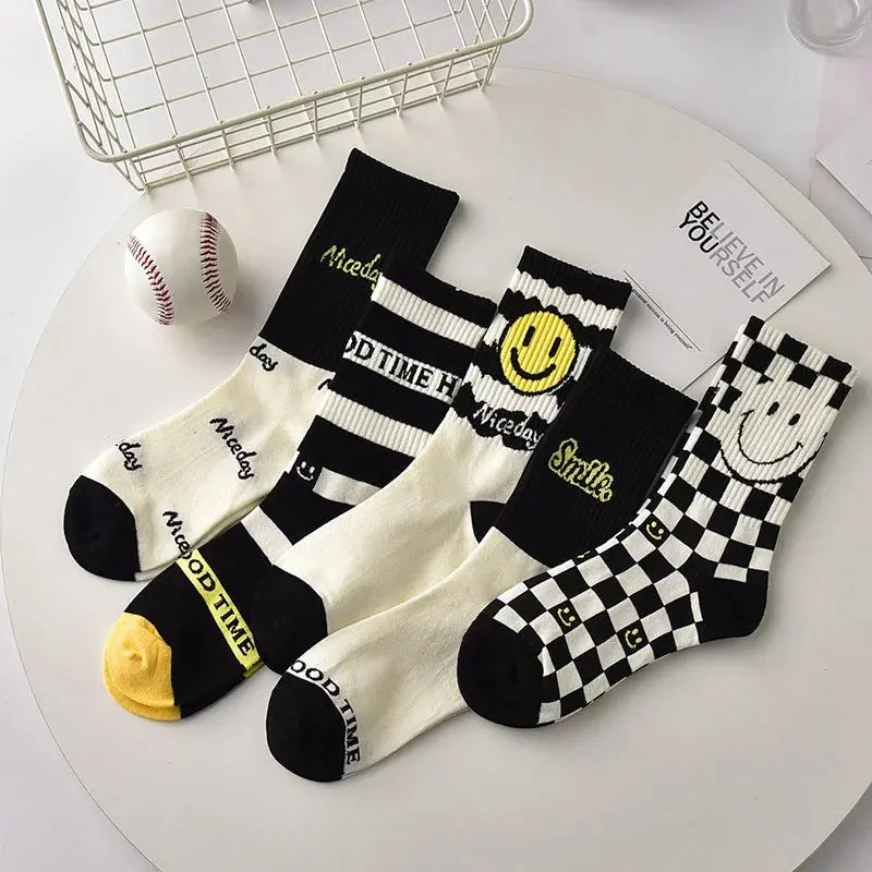 5 Pairs of Smiley Face Mid-tube Socks Casual College Style Socks Women's Long Socks (off-white)