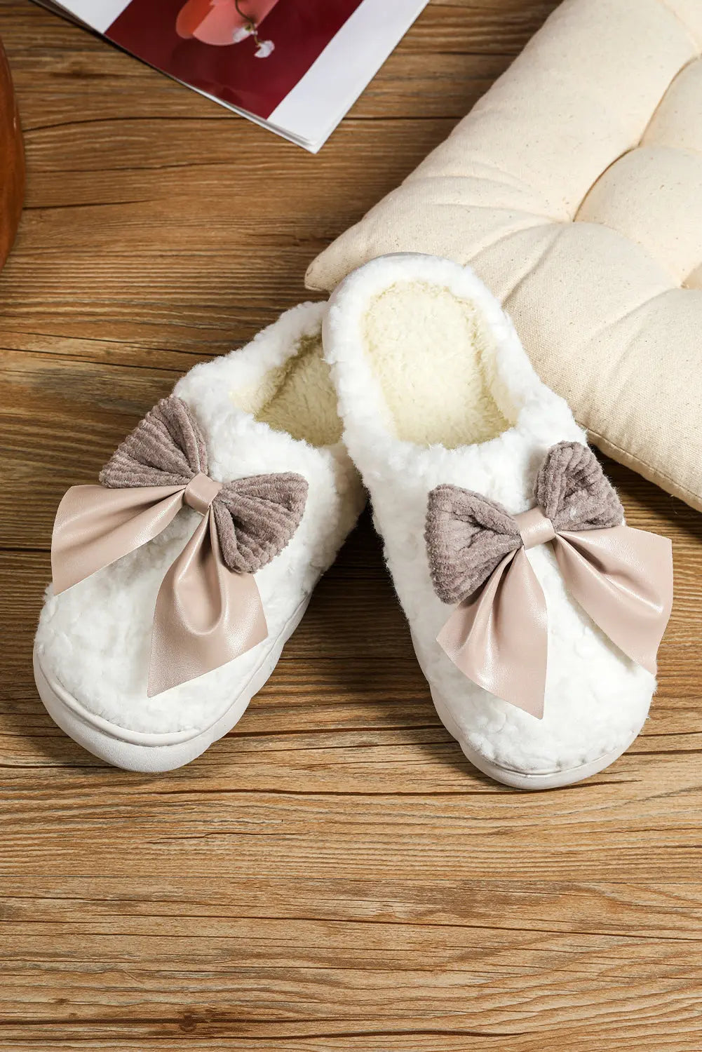 White Contrast Bowknot Applique Plush Winter Slippers (Colors May Differ by Batch) Markonline